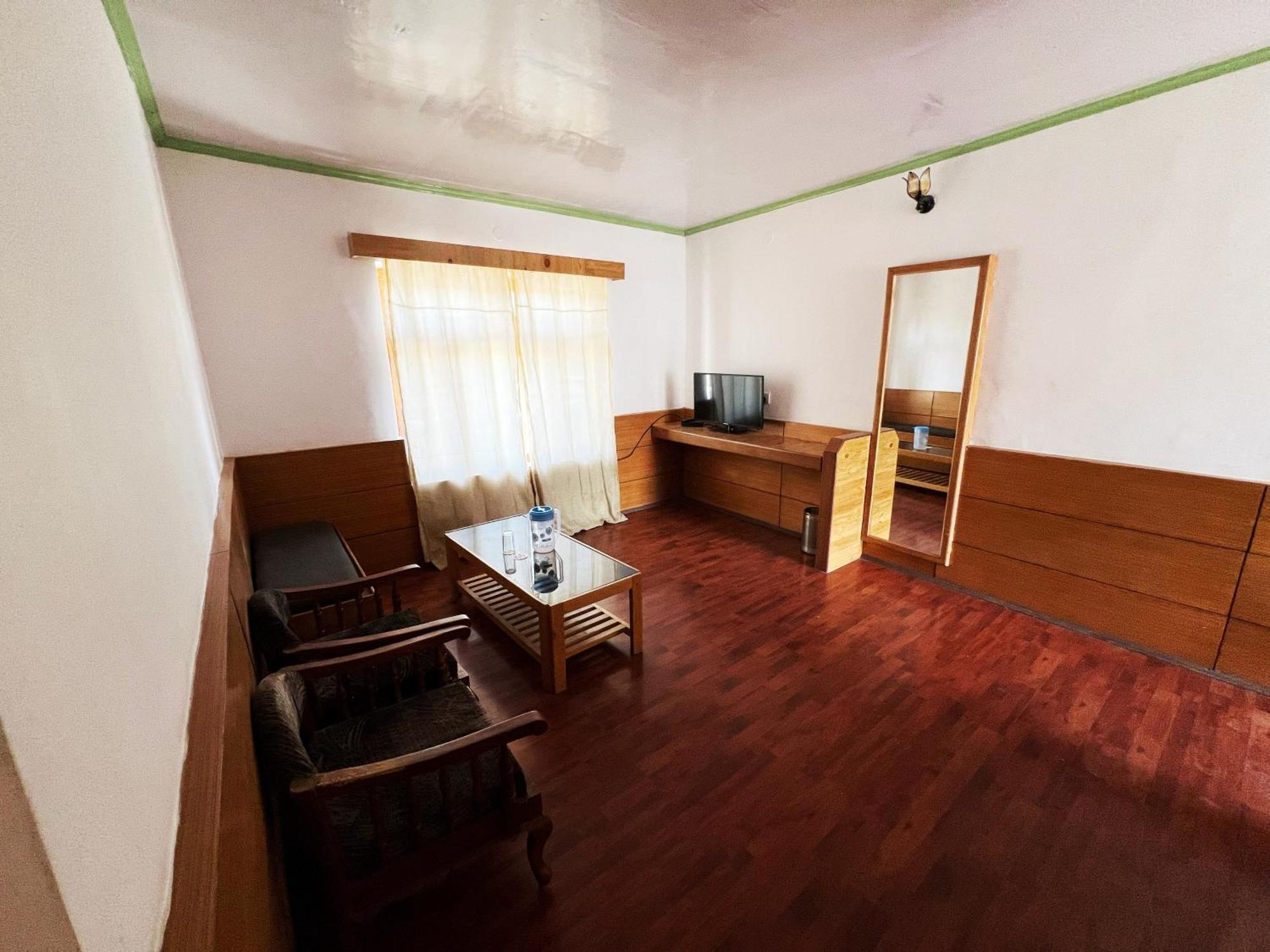 Hotel Lumbini レー エクステリア 写真