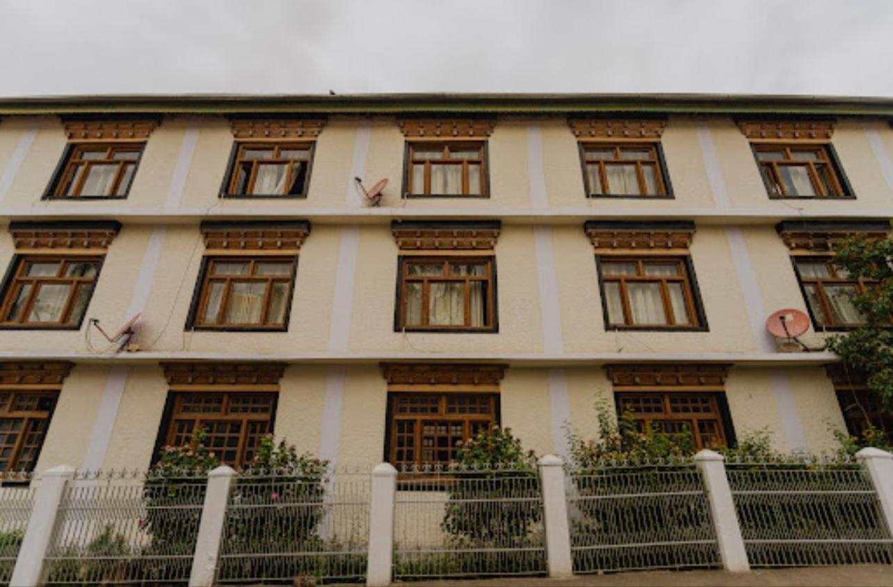 Hotel Lumbini レー エクステリア 写真