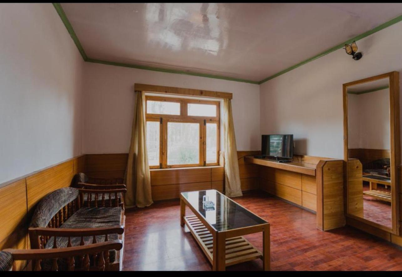 Hotel Lumbini レー エクステリア 写真